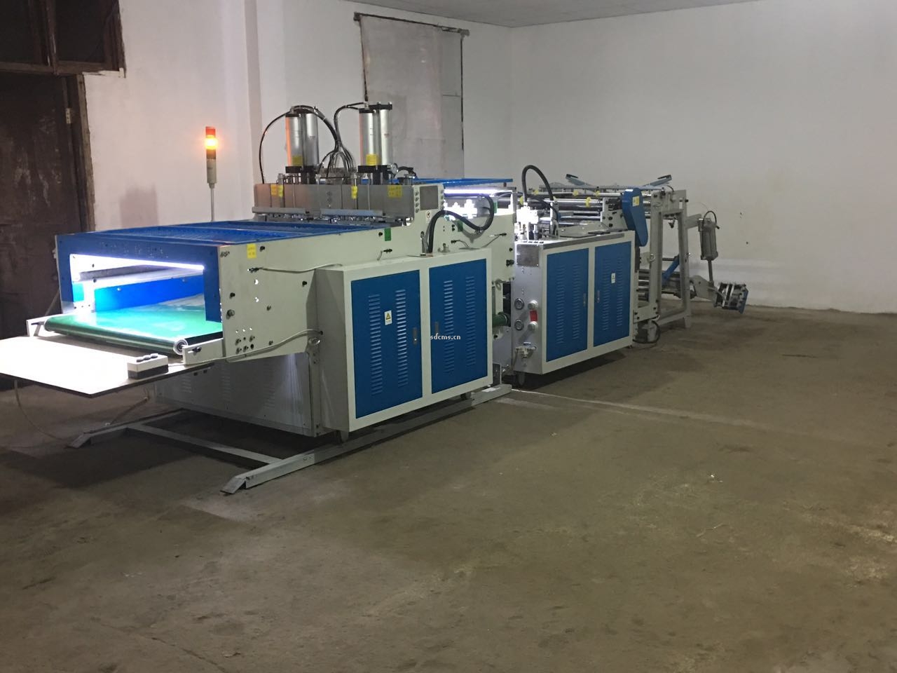 超高速制袋機(jī) 超市購(gòu)物袋制袋機(jī)一、特點(diǎn)：本機(jī)以HDPE、LDPE筒膜為原料，是制作超市袋、背心袋、馬甲袋、市場(chǎng)袋的理想設(shè)備，本機(jī)具有節(jié)省人工、降低成本、一次成型、故障率低、產(chǎn)量高等特點(diǎn)，良好性能的色標(biāo)跟蹤儀，使封切長(zhǎng)度更準(zhǔn)確，誤差更小。采用先進(jìn)的電腦，長(zhǎng)度調(diào)整方便，精確。