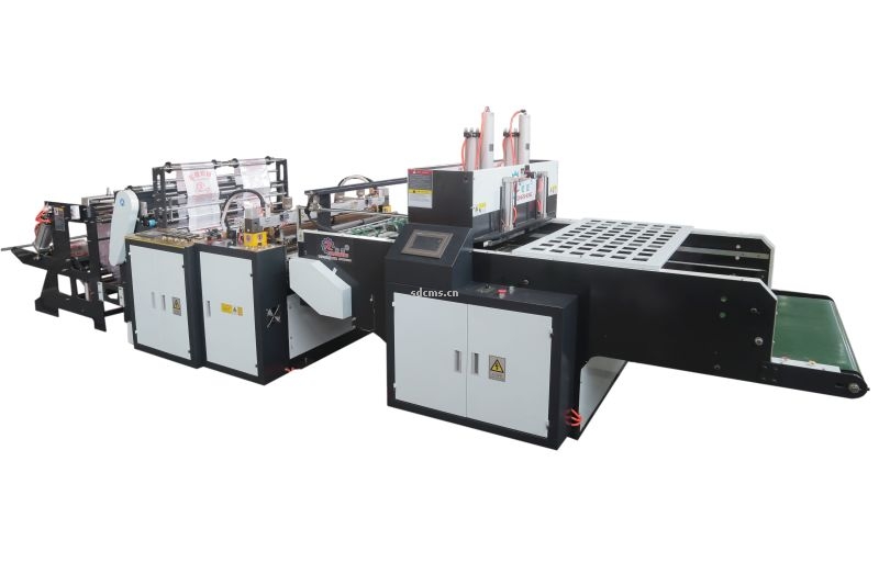 超高速制袋機(jī) 超市購(gòu)物袋制袋機(jī)一、特點(diǎn)：本機(jī)以HDPE、LDPE筒膜為原料，是制作超市袋、背心袋、馬甲袋、市場(chǎng)袋的理想設(shè)備，本機(jī)具有節(jié)省人工、降低成本、一次成型、故障率低、產(chǎn)量高等特點(diǎn)，良好性能的色標(biāo)跟蹤儀，使封切長(zhǎng)度更準(zhǔn)確，誤差更小。采用先進(jìn)的電腦，長(zhǎng)度調(diào)整方便，精確。